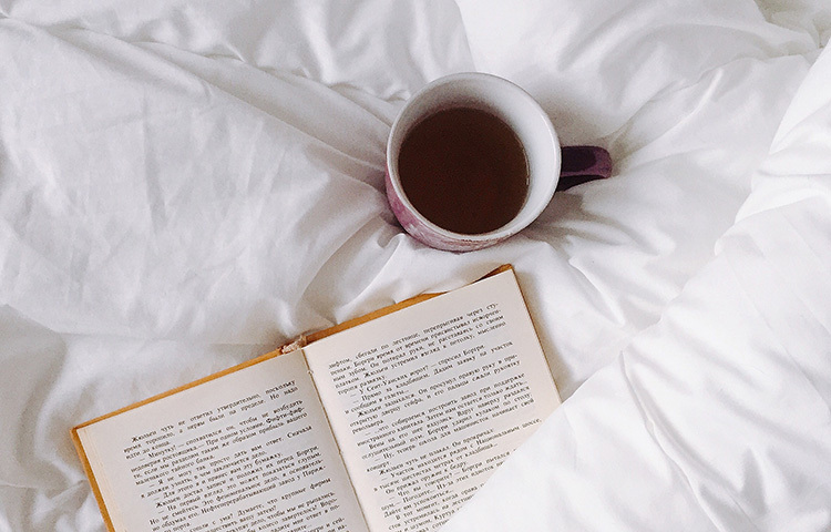 রিফাইন করা চিনি চায়ের স্বাদ অতুলনীয় করে তোলে। তবে এর কোনো পুষ্টিগুণ থাকে না। আসলে চা-প্রেমীদের কাছে চিনি ছাড়া চা একটা বিস্বাদ খাবার। তাই নিজের ওজন কমাতে করতে চা বানানোর সময় চিনির ব্যবহার কমাতে হবে। আর সেটা সম্ভব না হলে দিনে চা খাওয়ার পরিমাণ কমাতে হবে। সেটাও সম্ভব না হলে চিনির পরিবর্তে মধু, গুড় অথবা কনডেন্সড মিল্ক ব্যবহার করা যেতে পারে। আর যদি কেউ চায়ের মধ্যে চিনির স্বাদ চান, তা হলে সুইটনার অথবা স্টেভিয়া ব্যবহার করতে পারেন। ছবি: সংগৃহীত