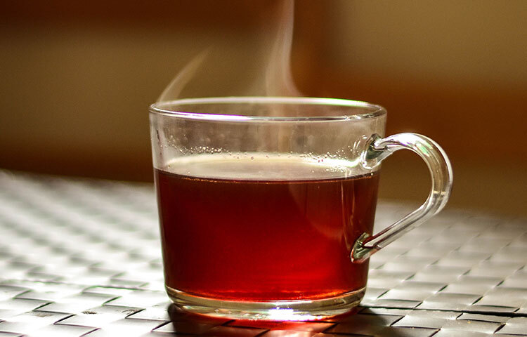 দীর্ঘ সময় ধরে বহুবার দিনে চা খেলে হাড় দুর্বল হতে থাকে। চায়ের মধ্যে থাকা ট্যানিন অ্যাসিড ও ফলিক অ্যাসিড সংশ্লেষের পরিমাণ কম হয়েছে। শরীরে ভিটামিনের পরিমাণ কম হয়। ছবি: সংগৃহীত