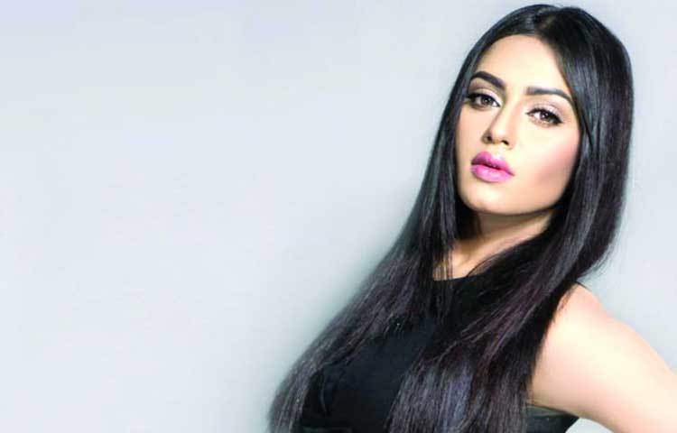 শ্যাম্পু করার পর ভালো করে চুল ধুয়ে সব শেষে চায়ের লিকার দিয়ে চুল ধুয়ে নিন। চুল মসৃণ হবে।