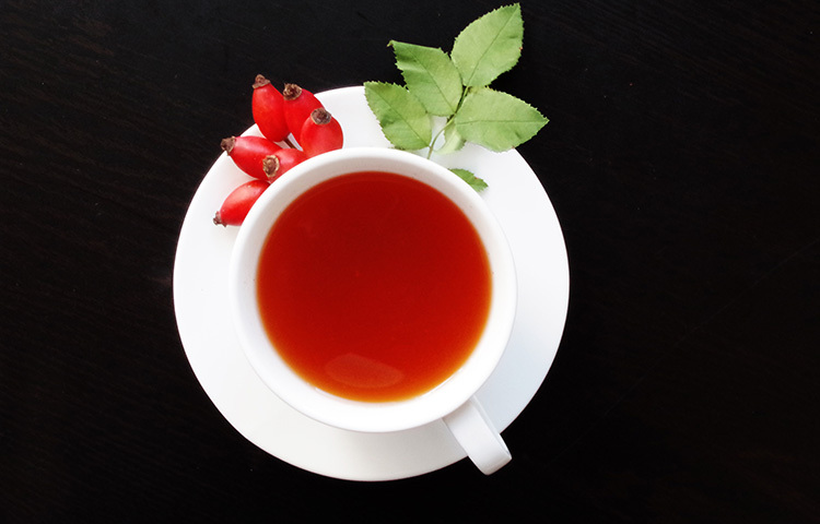 শুধু তা-ই নয়, চায়ে ব্যবহৃত দুধের ক্ষেত্রেও পরিবর্তন আনতে হবে। কারণ দুধও ক্যালোরি কয়েক গুণ বাড়িয়ে দিতে পারে। তাই এক্ষেত্রে সম্ভব হলে ফুল ফ্যাট দুধের পরিবর্তে ওটস্ দুধ, আমন্ড অথবা সোয়া দুধের মতো ডেইরি-ফ্রি দুধ ব্যবহার করা যেতে পারে। মিষ্টি গুঁড়ো দুধও ক্যালোরি বাড়িয়ে দেয়। তার জায়গায় লো ফ্যাট দুধ ব্যবহার করা যায়। ছবি: সংগৃহীত