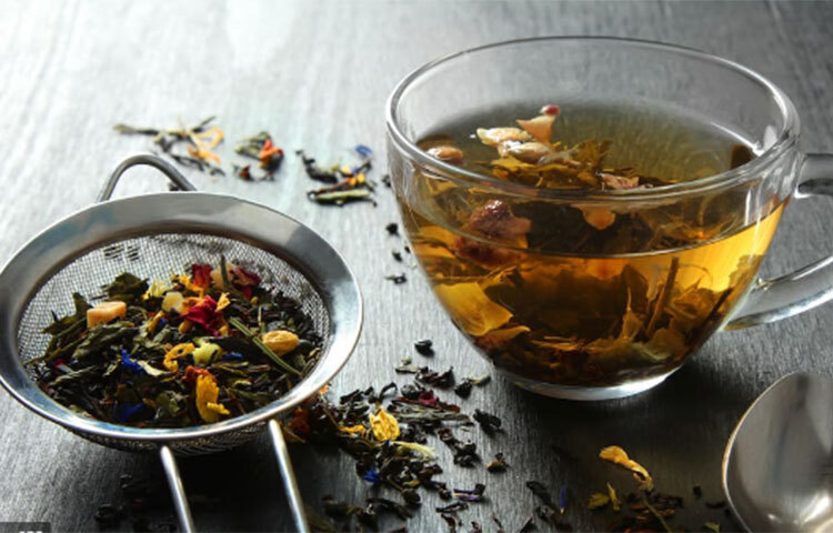 হার্বাল টি: এটা একমাত্র চা যেখানে ক্যামেলিয়া পরিবারের উদ্ভিদের কোনো পাতা থাকে না। তিন ধরনের হয়- রুইবস টি, মেট টি এবং হার্বালের মিশ্রণ। তৃতীয়টাতে খাঁটি হার্বাল উপাদান, ফুল এবং ফলের মিশ্রণ থাকে। ছবি: সংগৃহীত