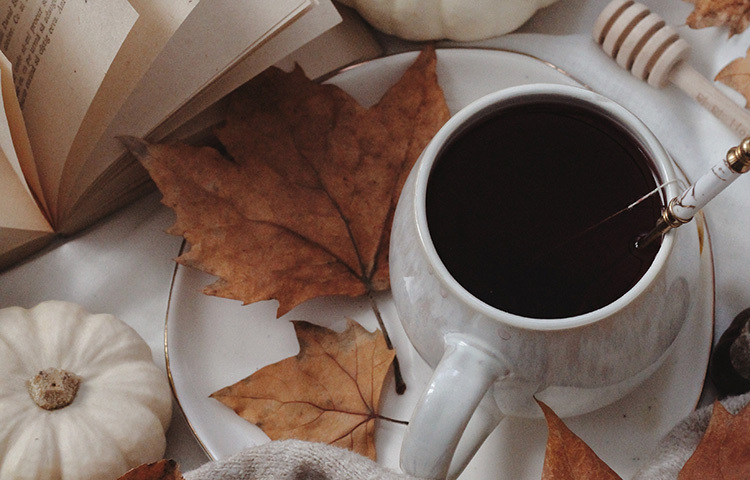 আর চায়ে তুলসী, আদা, লবঙ্গ, এলাচ, দারচিনিসহ নানান রকম মসলা ব্যবহার করলে এর স্বাদ-গন্ধ আরও বেড়ে যায়। সেই সঙ্গে চায়ের পুষ্টিগুণও বাড়ে আর মেটাবলিজম বাড়াতেও সাহায্য করে। ছবি: সংগৃহীত