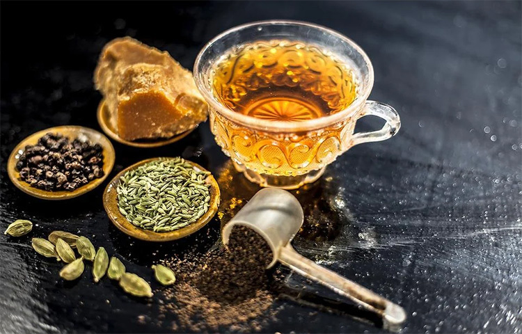 এক কাপ পরিমাণ পানি গরম করুন। পানি ফোটার সময় পরিমাণ মতো এলাচ, মৌরি, গোলমরিচ গুঁড়ো, আদা ও চায়ের পাতা দিন। চা ফুটতে শুরু করলে দুধ দিন এবং আবার ফুটাতে শুরু করুন। এবার চায়ে পরিমাণ মতো গুড় দিন। গুড় দেওয়ার পর, চায়ের মধ্যে যেন তা পুরোপুরি মিশে যায়, সেটা দেখুন। তারপর নামিয়ে নিন। ছেঁকে নিয়ে পরিবেশন করুন। তবে, গুড় দেওয়ার পর বেশিক্ষণ ধরে চা ফুটাবেন না। কারণ এতে চায়ের স্বাদ নষ্ট হয়ে যেতে পারে। ছবি: সংগৃহীত