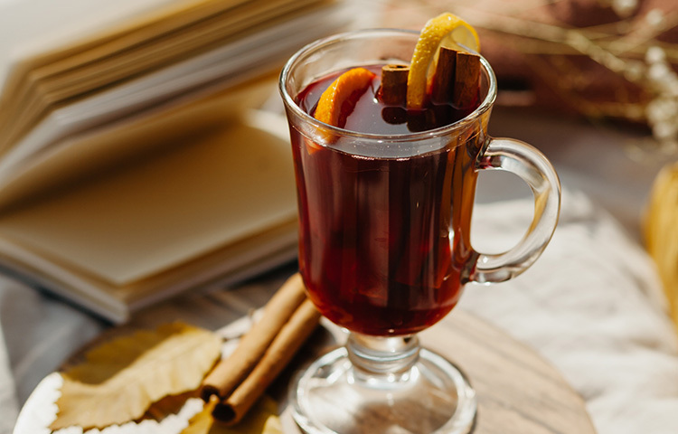 বিশেষজ্ঞদের মতে, রোজ এক কাপ চায়ে সে রকম সমস্যা হয় না। আর উপকরণ এদিক ওদিক করে নিলে তো কথাই নেই। শুধু মনে রাখা দরকার, সমস্যাটা চা পাতায় নয়, সমস্যাটা চা বানানোর উপকরণেই থাকে। ছবি: সংগৃহীত