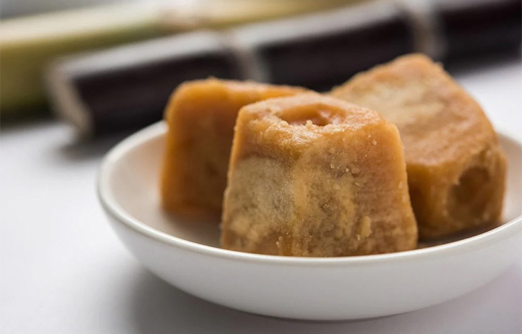 মনে রাখবেন অতিরিক্ত গুড় আবার বিপদ ডেকে আনতে পারে! আসলে প্রয়োজনের বেশি যে কোনো জিনিসই আপনার শরীরের ক্ষতি করতে পারে। তাই পরিমাণ মতো গুড় ব্যবহার করুন। অতিরিক্ত পরিমাণ গুড় খেলে আবার নাক দিয়ে রক্ত পড়া, হঠাৎ ওজন বেড়ে যাওয়াসহ একাধিক সমস্যা দেখা দিতে পারে। অতিরিক্ত গুড় খেলে হজমেও সমস্যা হয়। ছবি: সংগৃহীত