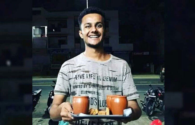 ভারতের প্রথম সারির বিজনেস স্কুলে ভর্তির সুযোগ পেতে প্রতি বছর কয়েক হাজার ছাত্র-ছাত্রী ক্যাট পরীক্ষায় অংশ নেন। ভালো চাকরি আর মোটা বেতনের জন্য এ লড়াই। এ পরীক্ষায় অংশ নেন ভারতের মধ্যপ্রদেশের প্রফুল বিল্লোরে। টানা তিন বছর মোটা মোটা বইয়ে মুখ গুঁজে পড়েছিলেন। প্রাণপণ চেষ্টা করেছেন ক্যাট উত্তীর্ণ হওয়ার জন্য। প্রতিবারই ব্যর্থতা দরজায় কড়া নেড়েছে তার। ছবি: সংগৃহীত