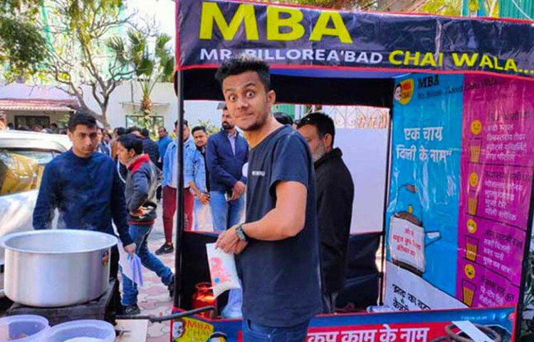 অনেকেই বুঝতে পারতেন না এর প্রকৃত অর্থ। চাওয়ালা তাও আবার এমবিএ! এমবিএ করে চা বিক্রি! এ সব নানা কথা নিয়ে হাসাহাসিও করতেন। তাতে ব্যবসায় কোনো প্রভাব পড়েনি যদিও। আহমেদাবাদে ৩০০ বর্গ ফুটের দোকান রয়েছে তার। তাতে এখন ২০ জন কর্মচারী কাজ করেন। সেরা বিজনেস স্কুলে ভর্তি না হয়েও প্রফুল আজ কোটিপতি। ২০১৯-২০২০ সালে ব্যবসার টার্নওভার ছিল ৩ কোটি টাকা। পড়ুয়াদের ভাষণ দিতে আইআইএম কিংবা হার্ভার্ড বিজনেস স্কুলে প্রায়ই ডাক পান তিনি। তার কাহিনি মনোবল বাড়ায় পড়ুয়াদের। ছবি: সংগৃহীত