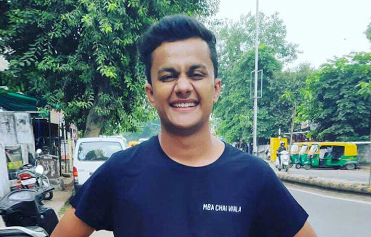 ভাঙা হৃদয়ে শেষে রাস্তায় রাস্তায় চা বিক্রি করতে শুরু করলেন। হয়ে উঠলেন ভারতের জনপ্রিয় চা বিক্রেতা ‘এমবিএ চাওয়ালা’। সেরা বিজনেস স্কুলে সুযোগ পাননি ঠিকই, কিন্তু অন্যতম সেরা ব্যবসায়ী হয়ে উঠলেন। প্রফুলের চাওয়ালা হয়ে ওঠার নেপথ্যে রয়েছে ব্যর্থতা। ব্যর্থতাই জীবনকে অন্যভাবে দেখতে শিখিয়েছিল। আজ বিশ্বের প্রথম সারির বিজনেস স্কুলে পড়ুয়াদের ভাষণ দিয়ে আসেন তিনি। প্রকৃত ব্যবসায়ী হয়ে ওঠার পাঠ নেন। ছবি: সংগৃহীত