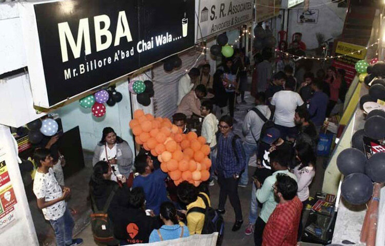 অত্যন্ত ভেঙে পড়েছিলেন। জীবনের মূল্য হারিয়ে ফেলেছিলেন। সিদ্ধান্ত নেন নিজেকে কিছু অবসর সময় দেয়ার জন্য। বাবার থেকে টাকা নিয়ে ভারতের বিভিন্ন শহরে ঘুরে বেড়াতে শুরু করলেন। কিন্তু কতদিনই বা এভাবে কাটানো সম্ভব! এমবিএ করার ইচ্ছা ততদিনে মুছে ফেললেও বাড়িতে সেটা জানানোর সাহস ছিল না। ছবি: সংগৃহীত