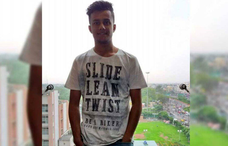 শেষে আহমেদাবাদে এসে তিনি নিজের কিছু শুরু করার মনস্থির করলেন। প্রথমে ম্যাকডোনাল্ডের আউটলেটে ইন্টারভিউ দিয়ে একটা কাজ শুরু করলেন। সারাদিন ধরে ঝাড়ু দিতেন আউটলেটে। কখনও কখনও ক্রেতাদের থেকে অর্ডারও নিতেন এবং খাবার পরিবেশন করতেন। ছবি: সংগৃহীত