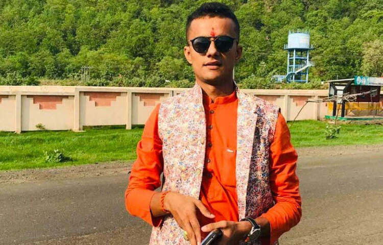 এভাবেই চলছিল। উপার্জনও হচ্ছিল। কিন্তু মনের শান্তি ছিল না। জীবন নিয়ে আক্ষেপ কিছুতেই কাটছিল না। নিজের কিছু করার ইচ্ছা থেকেই চা বিক্রির কথা মাথায় আসে তার। আহমেদাবাদের এক এমবিএ কলেজে ভর্তি হওয়ার কথা বলে বাবার কাছ থেকে ৮ হাজার টাকাও জুটিয়ে নেন। ওই টাকায় কেটলি, কাপ, ট্রে এবং চা তৈরির সমস্ত কাঁচামাল কিনে পরদিন থেকেই রাস্তায় চা বিক্রি করতে শুরু করেন। ছবি: সংগৃহীত