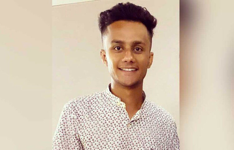 প্রথমদিন কোনও ক্রেতা পাননি। পরদিন ফের রাস্তায় দোকান দিলেন। এবার নিজে ক্রেতার কাছে চলে যেতে শুরু করলেন। গ্রাহকের কাছে গিয়ে অর্ডার নেয়া এবং তাদের হাতে চা পৌঁছে দিলেন। ইংরেজি বলা চাওয়ালাকে পছন্দ করতে শুরু করলেন মানুষ। প্রথমদিন ৫ জন ক্রেতা, পরদিন ২০ জন, এর পরদিন ১০০ জন এভাবে ক্রমে বাড়তে থাকে বিক্রি। দুই সপ্তাহের মধ্যে তার ব্যবসা এতটাই ফুলে ফেঁপে ওঠে যে আশেপাশের চা বিক্রেতাদের ঈর্ষার কারণ হয়ে উঠলেন। ছবি: সংগৃহীত