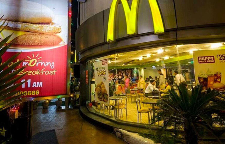 জোর করে তার দোকান তুলে দেয়া হলো। পরের কয়েক সপ্তাহ আর দোকান দিতে পারেননি তিনি। সে সময় গ্রাহকেরাই তাকে খুঁজতে শুরু করলেন। ফেসবুক, ইনস্টাগ্রামে তার সঙ্গে যোগাযোগ করতে শুরু করেন অনেকে। ফের চায়ের কেটলি নিয়ে আহমেদাবাদের অন্য জায়গায় দোকান দেন তিনি। এবার আহমেদাবাদের এক হাসপাতালের ভিতর দোকান দেন। প্রতি মাসে এক হাজার টাকা ভাড়াও দিতেন। প্রফুল শুধু চা বেচতেন না, গ্রাহকদের সঙ্গে সংযোগ স্থাপনের নিত্যনতুন ভাবনা নিয়ে হাজির হতেন। ছবি: সংগৃহীত