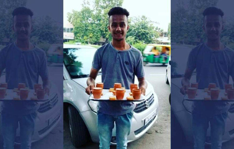 এর মাঝে ব্যবসা বাড়ানোর জন্য বাবাকে মিথ্যা বলে ফের ৫০ হাজার টাকা চেয়ে নিয়েছিলেন। বাবা জানতেন, ছেলে আহমেদাবাদের এক এমবিএ কলেজে ভর্তি হয়েছেন। বাবা যাতে তার ব্যবসায় বাধা হয়ে না দাঁড়ান তাই আহমেদাবাদের এক কলেজে ভর্তি হয়েও নেন। কিন্তু কয়েকদিন ক্লাস করার পর আর কলেজে পা রাখেননি। নিজের দোকানের নামকরণ করলেন ‘এমবিএ চাওয়ালা’। এমবিএ-র পুরো অর্থ মিস্টার বিল্লোরে আমদাবাদ। বিল্লোরে তার পদবী। আহমেদাবাদে চায়ের দোকান এবং পদবীর আগে ‘মিস্টার’ শব্দ জুড়েছিলেন। এবার প্রতিটি শব্দের প্রথম অক্ষর নিয়েই তৈরি হয়েছিল এমবিএ। ছবি: সংগৃহীত