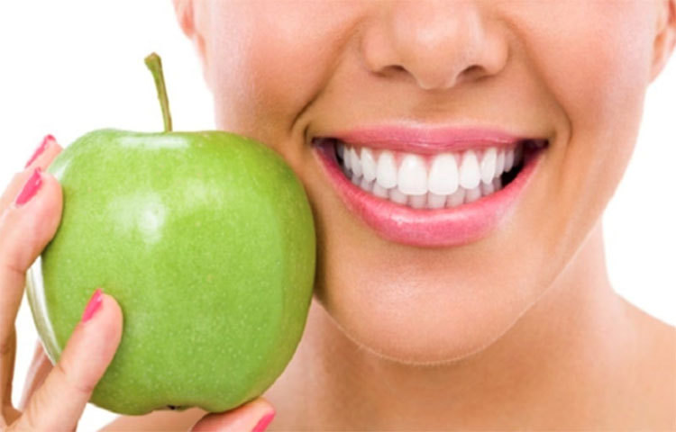 রোজ একটা করে আপেল খান। এতে দাঁত ভালো ও ঝকঝকে থাকবে।