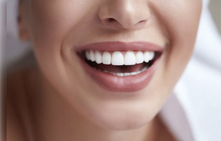 দিনে অন্তত দুবার দাঁত মাজুন। দাঁত মাজার সময় গরম পানি ব্যবহার করুন। দাঁত মাজার সময় ব্রাশের স্ট্রোক রাখুন উপর-নিচে।