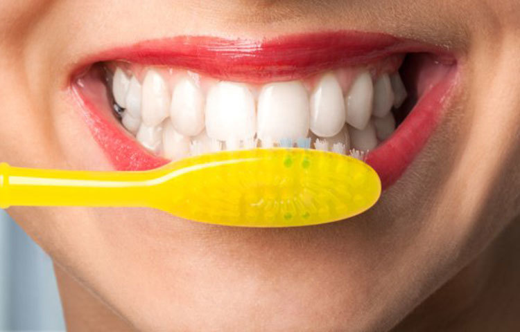 সপ্তাহে একদিন টমেটো দিয়ে দাঁত মাজুন। চটজলদি ঝকঝকে দাঁত পেতে হলে, ব্রাশের মধ্যে খাবার সোডা নিয়ে দাত ব্রাশ করুন।