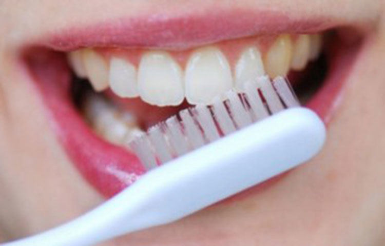 রাতে শোবার আগে অবশ্যই দাঁত ব্রাশ করুন।