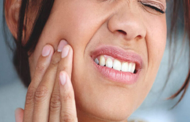 এমনিতেই দাঁতের ব্যথার মতো কষ্টকর ব্যথা খুব কমই আছে! শীতকালে সেই উপদ্রব আরো বেশি বাড়ে! প্রথমেই চিকিৎসকের শরণাপন্ন হয়ে অ্যান্টিবায়োটিক না খেয়ে, ঘরোয়া উপায়ে ব্যথার মোকাবিলা করুন।