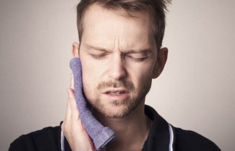 রাতে বা মধ্যরাতে অনেক সময়েই দাঁতে ভীষণ ব্যথা শুরু হয়। তখন চিকিৎসকের কাছে যাওয়ার উপায়ও থাকে না। তখন ঘরের কিছু টোটকাই দাঁতের অসহ্য ব্যথা থেকে মুক্তি দিতে পারে। ছবি: সংগৃহীত