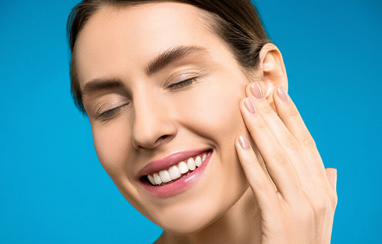 হলুদ দাঁতের সমস্যা নতুন নয়। তবে এই দাঁতকে সাদা ঝলমলে করে তোলা যায় ঘরোয়া উপায়েই। অনেকেই জর্দা, পান-মশলা খান তার জন্যেও দাঁতে দাগ পড়ে যায়। ধূমপানের জন্যেও দাঁতের ওপর কালশিটে দাগ পড়ে যায়। ছবি: সংগৃহীত