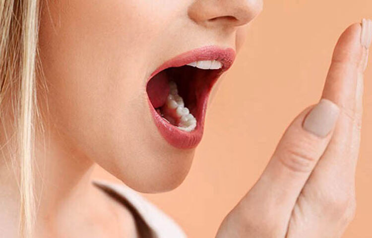 মুখের পিএইচের ভারসাম্য স্বাভাবিক রাখতে এবং মুখের ভেতর পরিষ্কার ও স্বাস্থ্যকর রাখতে সহজ কিছু পদক্ষেপ নিতে পারেন। সেহরি ও ইফতারের পর প্রতিদিন দুবার ভালো করে ব্রাশ ও ফ্লস করুন। ইফতার থেকে সেহরি পর্যন্ত আট থেকে দশ গ্লাস পানি পান করুন। মৌসুমী ফলের জুস, লেবুর শরবত, ডাবের পানি ও ভিটামিন-সি জাতীয় ফল খেতে চেষ্টা করুন। তবে, মুখ বেশি শুষ্ক মনে হলে ডেন্টিস্টের পরামর্শ নিন। ছবি: সংগৃহীত