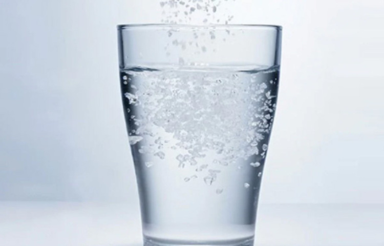 দাঁতের জন্য লবণ পানিতে কুলকুচি খুবই উপকারী। ইনফেকশন হলে এই টোটকা ব্যবহার করুন। ঘা থাকলে সারিয়ে তুলতে লবণ পানিতে কুলকুচি করতে পারেন। দাঁতের ফাঁকে আটকে থাকা খাদ্যাবশেষ বা টুকরোকে সরাতেও লবণ পানিতে কুলকুচি করতে পারেন। ছবি: সংগৃহীত