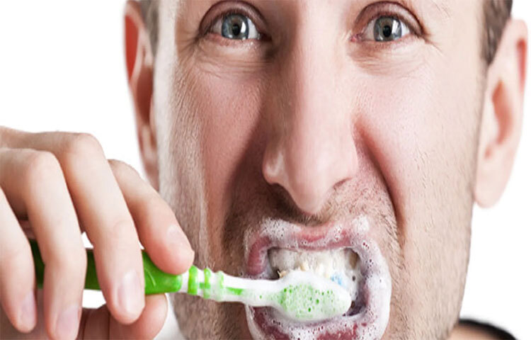 ইউক্যালিপটাস তেল হলো একটি জীবাণুনাশক যা মাড়ির রোগ সারাতে পারে। পাশাপাশি নতুন মাড়ির কোষ তৈরি করতে সাহায্য করে। লবণ একটি অ্যান্টিব্যাকটেরিয়াল পদার্থ। এতে মাড়ির ফোলাভাব কমে যায়। এজন্য, লবণ পানি দিয়ে মুখ ধুয়ে ফেলার পরামর্শ দেওয়া হয়। ছবি: সংগৃহীত