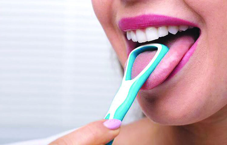 মুখে বাজে গন্ধ এ সময় খুবই সাধারণ একটি সমস্যা। এ সময়টিতে মুখগহ্বর শুকনোভাব হয়। বিষয়টি দাঁত, মাড়ি, জিহ্বা, মুখগহ্বর কোনো কিছুর জন্যই স্বাস্থ্যকর নয়। মুখগহ্বর শুকনো থাকার কারণে মুখে বাজে গন্ধ হতে পারে। এ ছাড়া দীর্ঘ সময় অভুক্ত থাকায় আমাদের জিহ্বার ওপর সালফারের প্রলেপ পড়ে। এ কারণেও মুখে বাজে গন্ধ হয়। আবার দাঁতের ফাঁকে জমে থাকা খাদ্যকণা পচে দুর্গন্ধ সৃষ্টি করে। ছবি: সংগৃহীত