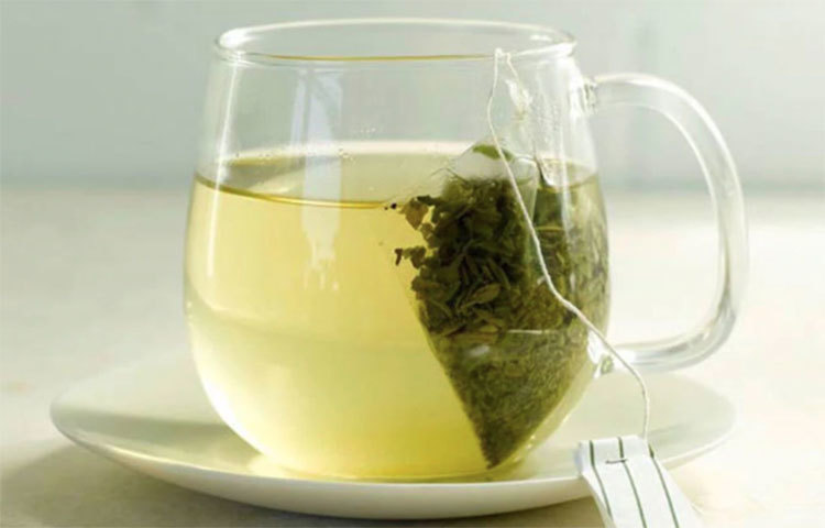 মাড়ির রক্তক্ষরণ বন্ধ করতে গ্রিন টি খুবই কার্যকর। গ্রিন টি দিয়ে কিছুক্ষণ কুলি করুন। এটি মাড়িকে জীবাণুমুক্ত করতে সাহায্য করে। তাছাড়া এর সাহায্যে মাড়ির রক্তক্ষরণও দ্রুত বন্ধ হয়।