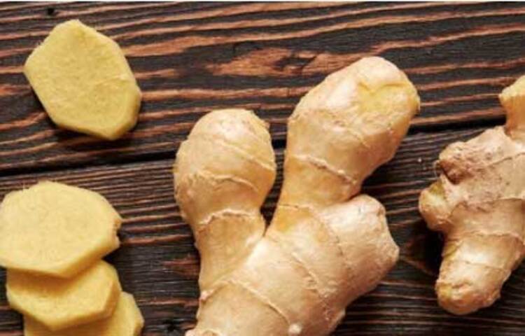 এক টুকরো আদা কেটে, যে দাঁতে ব্যথা সেই দাঁত দিয়ে হালকা করে চিবাতে থাকুন। কিছুক্ষণের মাঝেই ব্যথা গায়েব। ছবি: সংগৃহীত