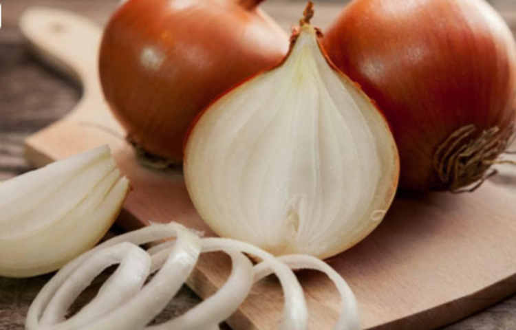 পেঁয়াজের রস ব্যথা হওয়া দাঁতে লাগাতে পারেন। অথবা কাঁচা পেঁয়াজ ওই দাঁত দিয়ে চিবোলেও উপকার পাবেন। ছবি: সংগৃহীত
