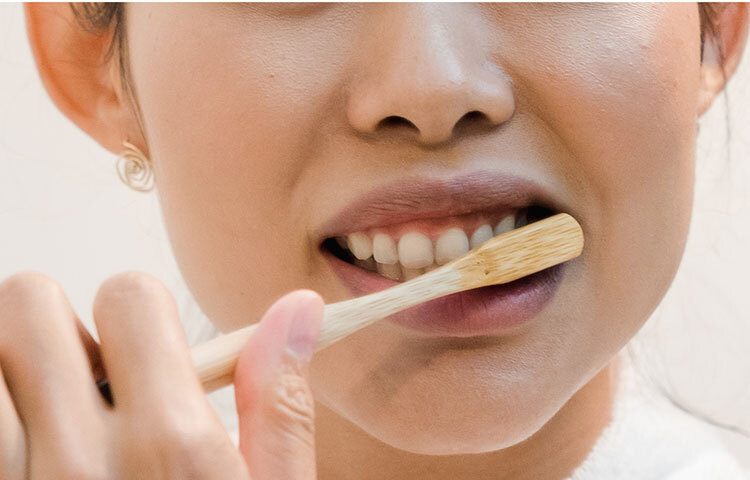 উন্নতমানের নারকেল তেল নিন। নারকেল তেল মুখে নিয়ে দশ মিনিট কুলকুচি করুন। ঝলমলে হবে দাঁত। ছবি: সংগৃহীত