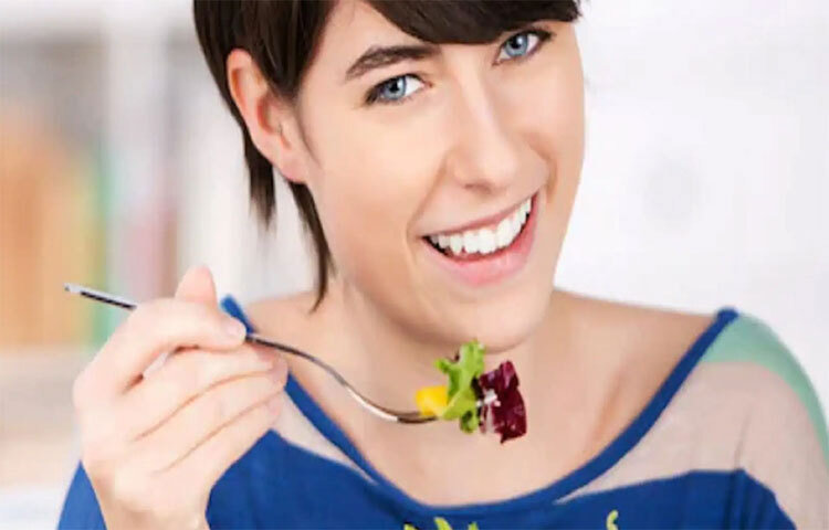 গ্রিন টি পান করলে দাঁত ও মাড়ি উভয়ই সুস্থ থাকে। গ্রিন টি আসলে দাঁত ও মাড়িকে অনেক রোগ থেকে দূরে রাখতে পারে। প্রতিদিন এক থেকে দুই কাপ গ্রিন টি পানের চেষ্টা করুন। ছবি: সংগৃহীত