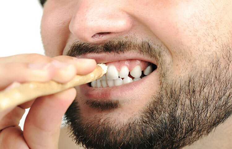 রোজায় দুর্গন্ধ রোধ করার জন্য কয়েকটি উপায় আছে। প্লাক বা ক্যালকুলাস যাতে মুখে জমতে না পারে সেজন্য মুখের সঠিক যত্ন নিতে হবে। সেহরির পর দাঁত ব্রাশ করে ঘুমানো উচিত। আবার ইফতারের পরও একবার দাঁত ব্রাশ করে নিতে হবে। ছবি: সংগৃহীত