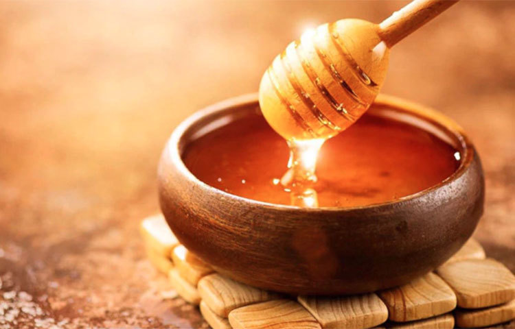 মধুর অ্যান্টিসেপ্টিক ও অ্যান্টিব্যাকটেরিয়াল উপাদান দাঁতের মাড়ি থেকে রক্ত পড়া সমস্যার সমাধান করতে পারে। দাত ব্রাশ করার পর আঙুলের ডগায় একটু মধু নিয়ে তা দিয়ে দাঁতের মাড়ি অল্প ম্যাসেজ করে নিন। তবে লক্ষ্য রাখবেন, দাঁতের মাড়িতেই মধু ম্যাসেজ করুন। দাঁতে মধু লাগাবেন না। এতে দাঁতে ক্যাভিটি হওয়ার সম্ভাবনা থাকে।