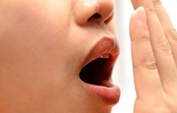 প্রতিবার খাবার খাওয়ার পর ভালো করে মুখে পানি নিয়ে কুলকুচি করুন। খাবার যেন মুখের কোণে জমে না থাকে।
