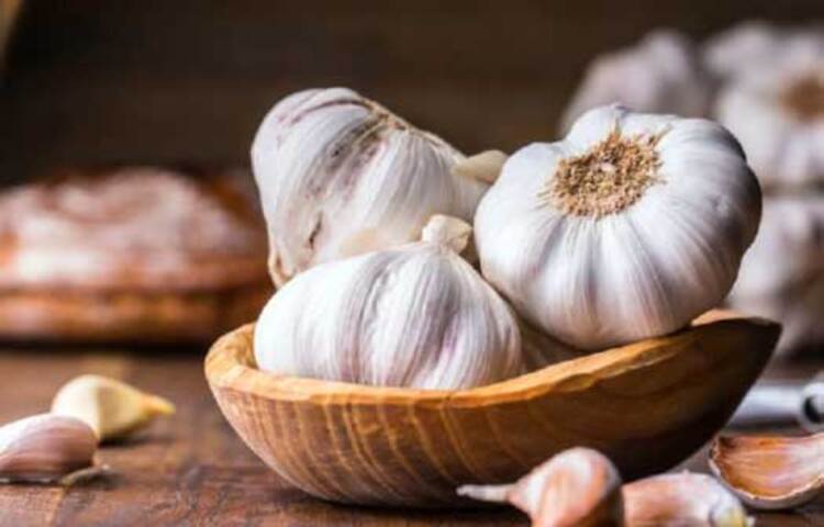 এক কোয়া রসুন থেঁতো করে যে দাঁতে ব্যথা, সেই দাঁতের ওপর লাগিয়ে রাখুন। রসুনের সাথে একটু লবণও মিশিয়ে নিতে পারেন। ছবি: সংগৃহীত