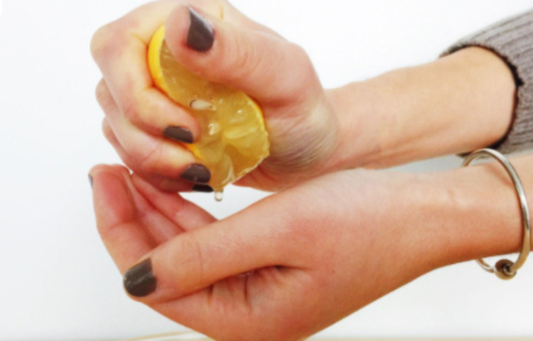 দাঁতের ব্যথার জন্য লেবুর রস ব্যবহার করতে পারেন টোটকা হিসেবে। ছবি: সংগৃহীত