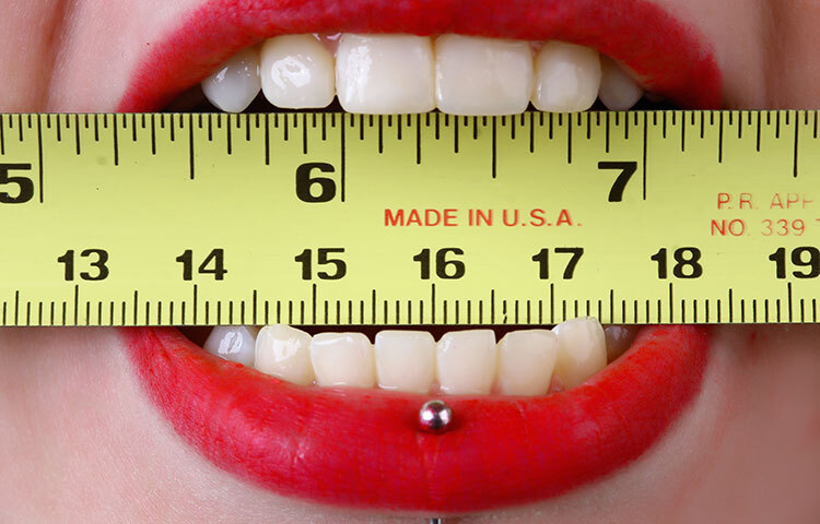 ২ চা চামচ অ্যাপল সিডার ভিনিগার নিন তাতে টুথপেস্ট মিশিয়ে ব্রাশ করুন। অ্যাপল সিডার ভিনিগার ও পানি মিশিয়ে কুলকুচি করুন। ঝলমলে হবে দাঁত। ছবি: সংগৃহীত