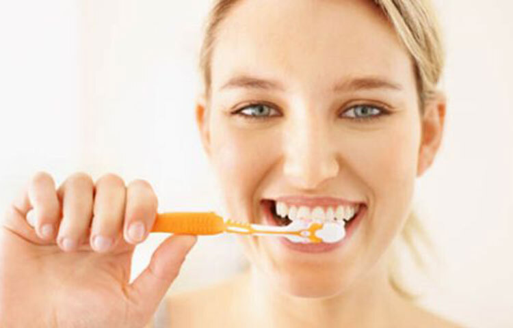 ইফতার এবং সেহরির সময় জিলাপি, রসগোল্লা বা রসমালাইয়ের মতো কোনো মিষ্টি বা মিষ্টি জাতীয় খাবার খাই। এ জাতীয় খাবার খাওয়ার পরে অবশ্যই দাঁত ব্রাশ করতে হবে। কারণ মিষ্টি জাতীয় খাবারে যে শর্করা জাতীয় উপাদান থাকে তা দাঁতের এনামেলের ক্ষতি করে। রোজা রাখা অবস্থায় মুখে পানি দিয়ে কুলি করতে পারেন। ইফতারের পর লালাগ্রন্থিগুলো সক্রিয় হয় এবং লালা উৎপাদন স্বাভাবিক হয়ে যায়। সেহরির পরে ডেন্টাল ফ্লস ব্যবহার করতে হবে ও জিহ্বা টাং স্ট্ক্রেপার দিয়ে পরিষ্কার করতে হবে। ছবি: সংগৃহীত