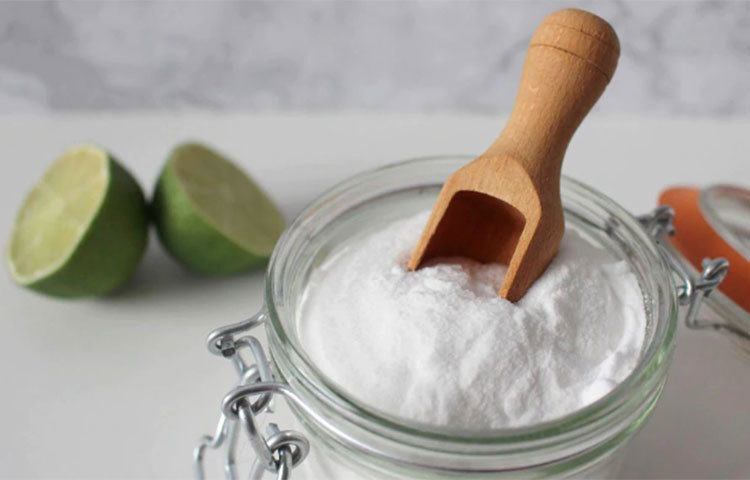 সামান্য গরম পানিতে বেকিং সোডা মিশিয়ে পেস্টের মতো তৈরি করে নিন। এরবার এই পেস্ট দিয়ে দাঁত মাজুন। বেকিং সোডা মুখের ভেতরের অ্যাসিড নিষ্ক্রিয় করে দেয় ফলে দাত ক্ষয় হওয়ার সমস্যা দূর হয় এবং সেই সাথে মাড়ির সমস্যাও।