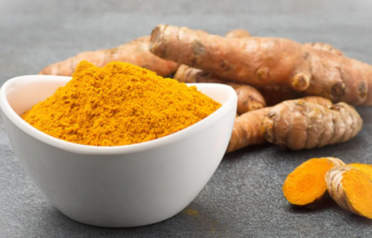 হলুদ অ্যান্টিসেপ্টিক ও অ্যান্টি ইনফ্লেমেটরি হিসেবে পরিচিত। তাই ইনফেকশন বা ব্যথা হলে অনায়াসে লাগাতে পারেন কাঁচা হলুদের রস। অথবা হলুদ বেটে সেই পেস্ট দাঁতের গোড়ায় লাগান। ছবি: সংগৃহীত