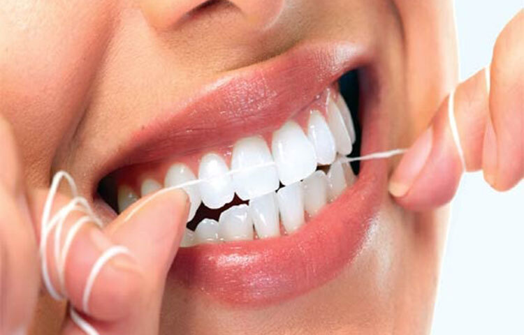 মাড়ি থেকে রক্ত পড়া: আমরা সেহরির পর থেকে ইফতার পর্যন্ত দীর্ঘ সময় খাবার খাওয়া থেকে বিরত থাকি। ফলে দাঁতের ফাঁকে জমে থাকা খাদ্যকণা পচে মাড়ি প্রদাহ তৈরি করে। যে কারণে আলতো করে ব্রাশ করলে বা কখনও কখনও এমনিতেও মাড়ি থেকে রক্তপাত হতে পারে। ছবি: সংগৃহীত