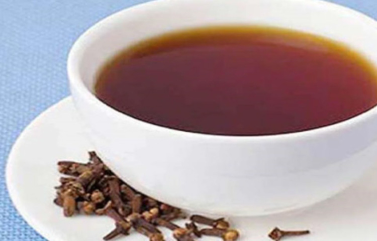 লবঙ্গ দাঁতের ব্যথার জন্য খুব কার্যকরী। লবঙ্গ তেলে তুলো ভিজিয়ে তা দাঁতের গোড়ায় লাগিয়ে রাখুন। ব্যথার উপশম হবে। ছবি: সংগৃহীত