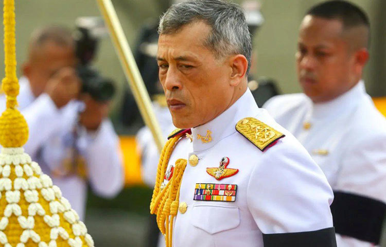 ১৯৯৪ সালে যুবধিদা পলপ্রাসার্থকে বিয়ে করেন বাজিরালংকর্ণ। বিয়ের পরে যুবরানির নতুন নাম হয় সুজারিনী ভিভাচারাওয়ংসে। কিন্তু বিয়ের দু’বছর পরে সন্তানদের নিয়ে সুজারিনী নিজের নতুন ঘনিষ্ঠ সম্পর্কের জেরে পালিয়ে যান আমেরিকায়। পরে বাজিরালংকর্ণ তার কন্যাকে থাইল্যান্ডে ফিরিয়ে আনতে পেরেছিলেন। কিন্তু চার ছেলে থেকে যান তাদের মায়ের সঙ্গেই।