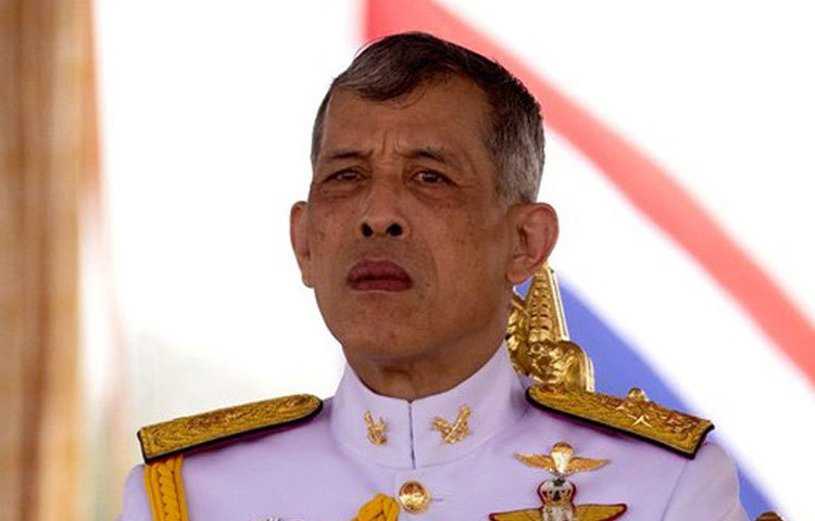 তাদের সব কূটনীতিক সুবিধে এবং রাজপরিচয় কেড়ে নেয়া হয়। যে মেয়েকে নিজের কাছে আনতে পেরেছিলেন, তাকে থাইল্যান্ডের রাজকন্যার পরিচয় দেয়া হয়।