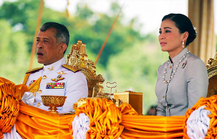 সুথিদা তিদজাই আগে ফ্লাইট অ্যাটেন্ড্যান্ট ছিলেন। ২০১৪ সালে রাজা বাজিরালংকর্ণ তাকে ব্যক্তিগত রক্ষী দলের ডেপুটি কমান্ডার নিযুক্ত করেন। কিছু বিদেশি সংবাদমাধ্যম বিয়ের আগেই সুথিদা ও রাজার ঘনিষ্ঠ সম্পর্কের খবর ফাঁস করে। তবে রাজপ্রাসাদের তরফে বিষয়টি স্বীকার করা হয়নি।