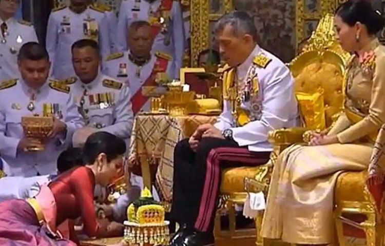 ২০১৯ সালেই তার এক রক্ষিতার কাছ থেকে বিশেষ পরিচয় ও সুযোগ সুবিধে প্রত্যাহার করেন বাজিরালংকর্ণ। তার অভিযোগ ছিল, ওই রক্ষিতা নিজেকে পদমর্যাদায় রানির সমকক্ষ ভাবছিলেন। তার বিরুদ্ধে রাজা ও রাজপরিবারের বাকি সদস্যের সঙ্গে দুর্ব্যবহারের অভিযোগও ছিল।