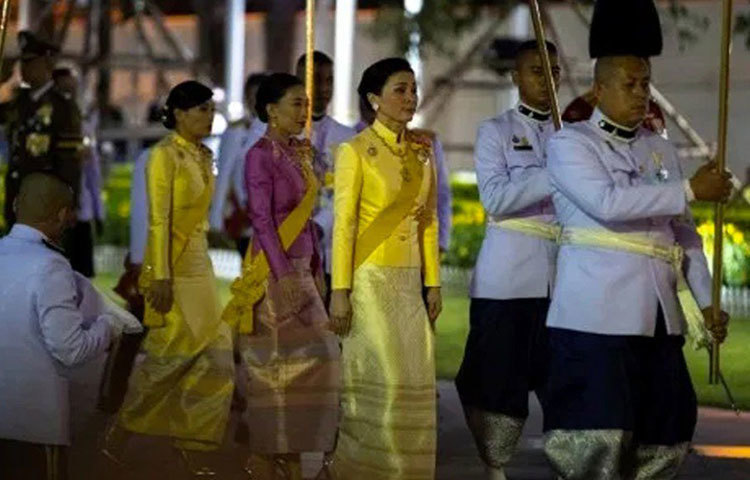 নিভৃতবাসে রাজার সঙ্গী হয়েছেন তার ২০জন রক্ষিতা। তাদের নিয়ে রাজা বাজিরালংকর্ণের বর্তমান ঠিকানা এখন জার্মানির বাভারিয়ান আল্পসের বিখ্যাত হোটেল ‘গ্র্যান্ড হোটেল সোনেনবিখল’।